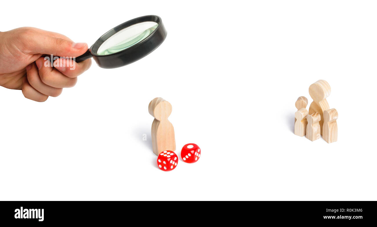 Loupe à la recherche de personnes sont debout près de dés. Le concept du jeu, la dépendance au jeu. La destruction de la famille. Rand Banque D'Images