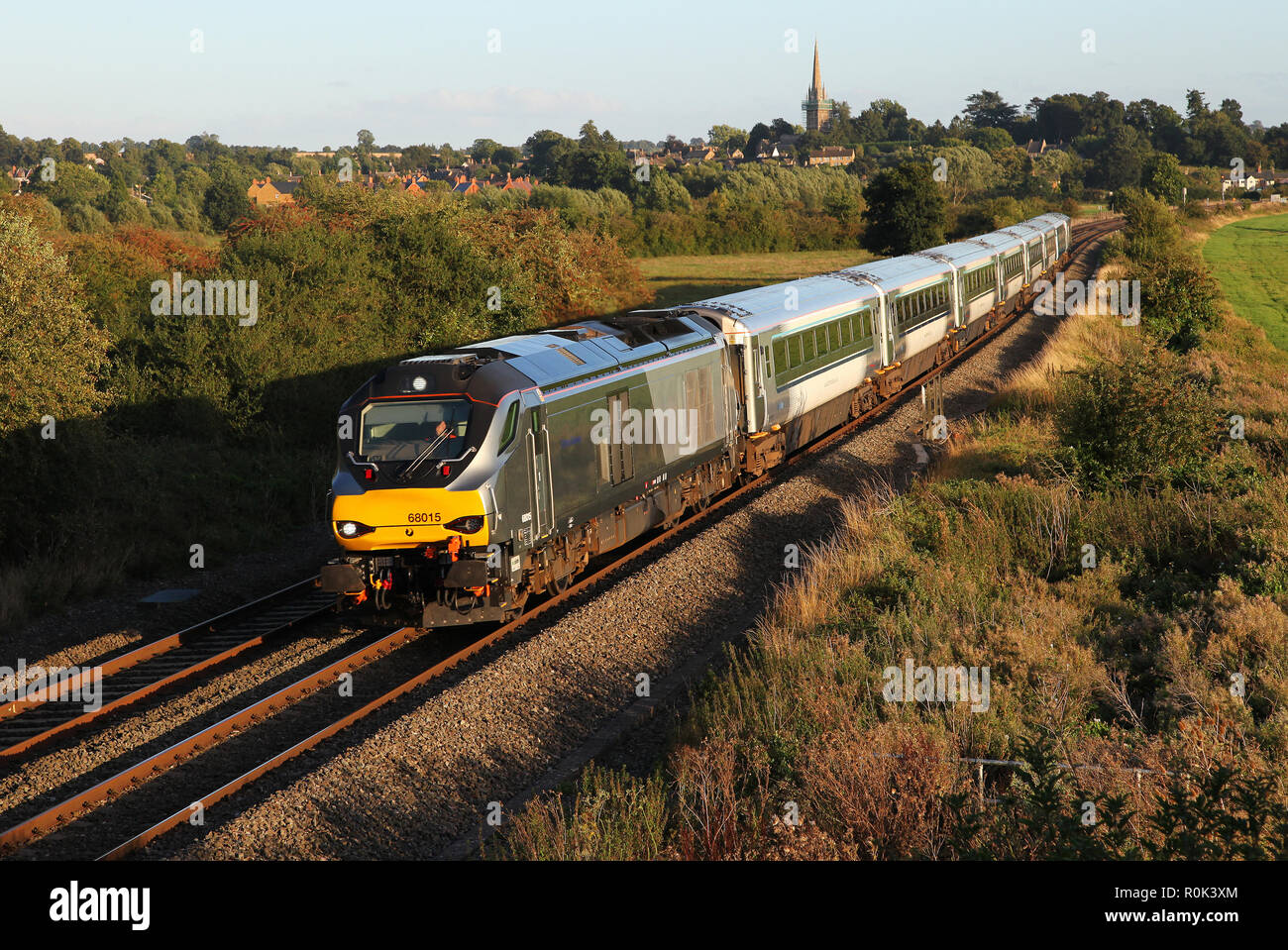 68015 chefs passé Kings Sutton avec un service de Birmingham snow hill. Banque D'Images