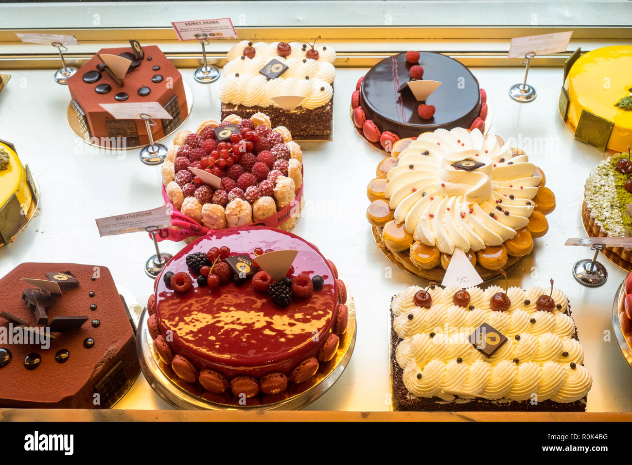 Affichage Fenetre Gateaux Gateau Macaron Patisseries Maison Pillon En Center De Toulouse Ville Calais France France D Occitanie French Europe Europe Photo Stock Alamy