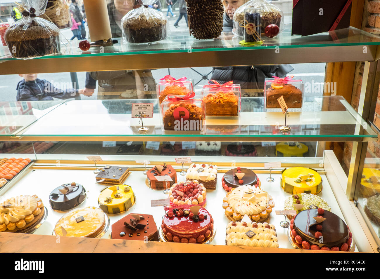 Affichage fenêtre,, gâteaux, gâteau, macaron, patisseries, maison Pillon,en,Center,de,Toulouse,ville,Calais,France,France,d'Occitanie,French,Europe,Europe, Banque D'Images