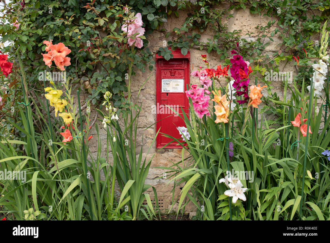 Royal Mail une boîte aux lettres à côté de Newtown Hôtel de Ville, la Réserve Naturelle de Newtown géré par le National Trust dans l'île de Wight Banque D'Images