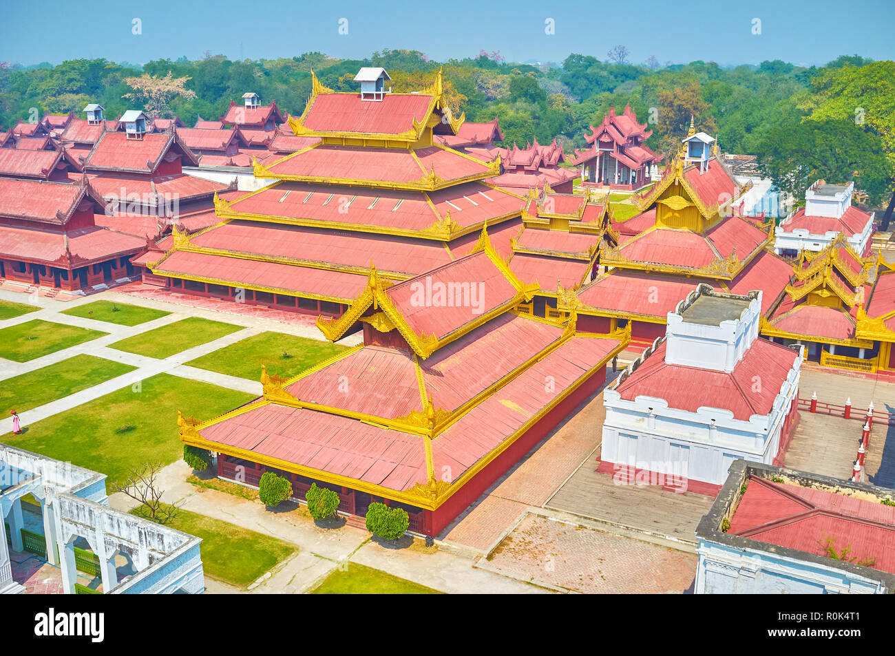 La vue aérienne sur les bâtiments du Palais Royal avec des appartements du Roi au premier plan et le palais de verre sur l'arrière-plan, Mandalay, Myanmar Banque D'Images