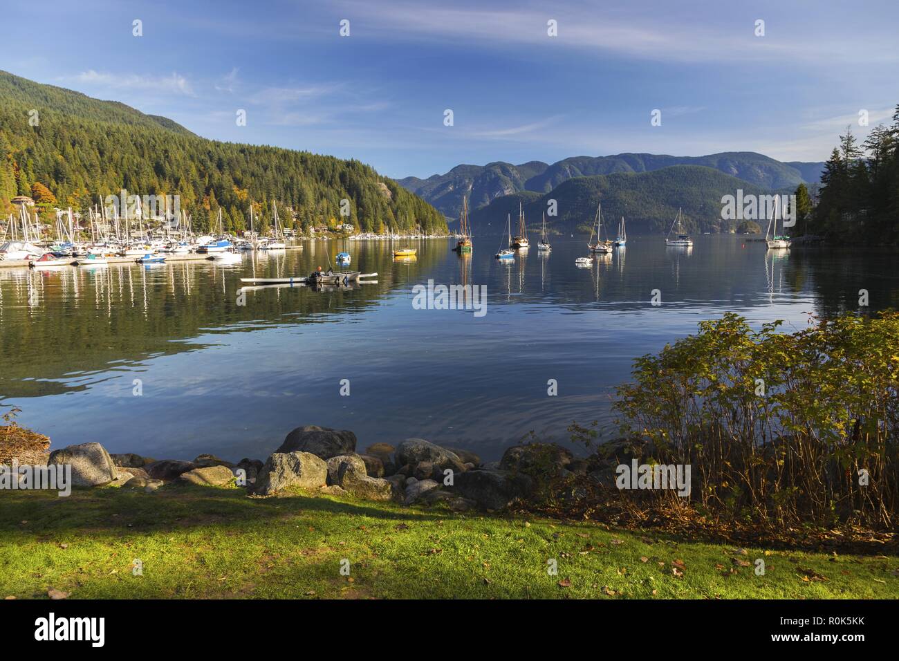 Amarré Yachts vue panoramique paysage Deep Cove Marina Urban Park. North Shore Mountains Skyline Pacific Northwest Vancouver Colombie-Britannique, Canada Banque D'Images