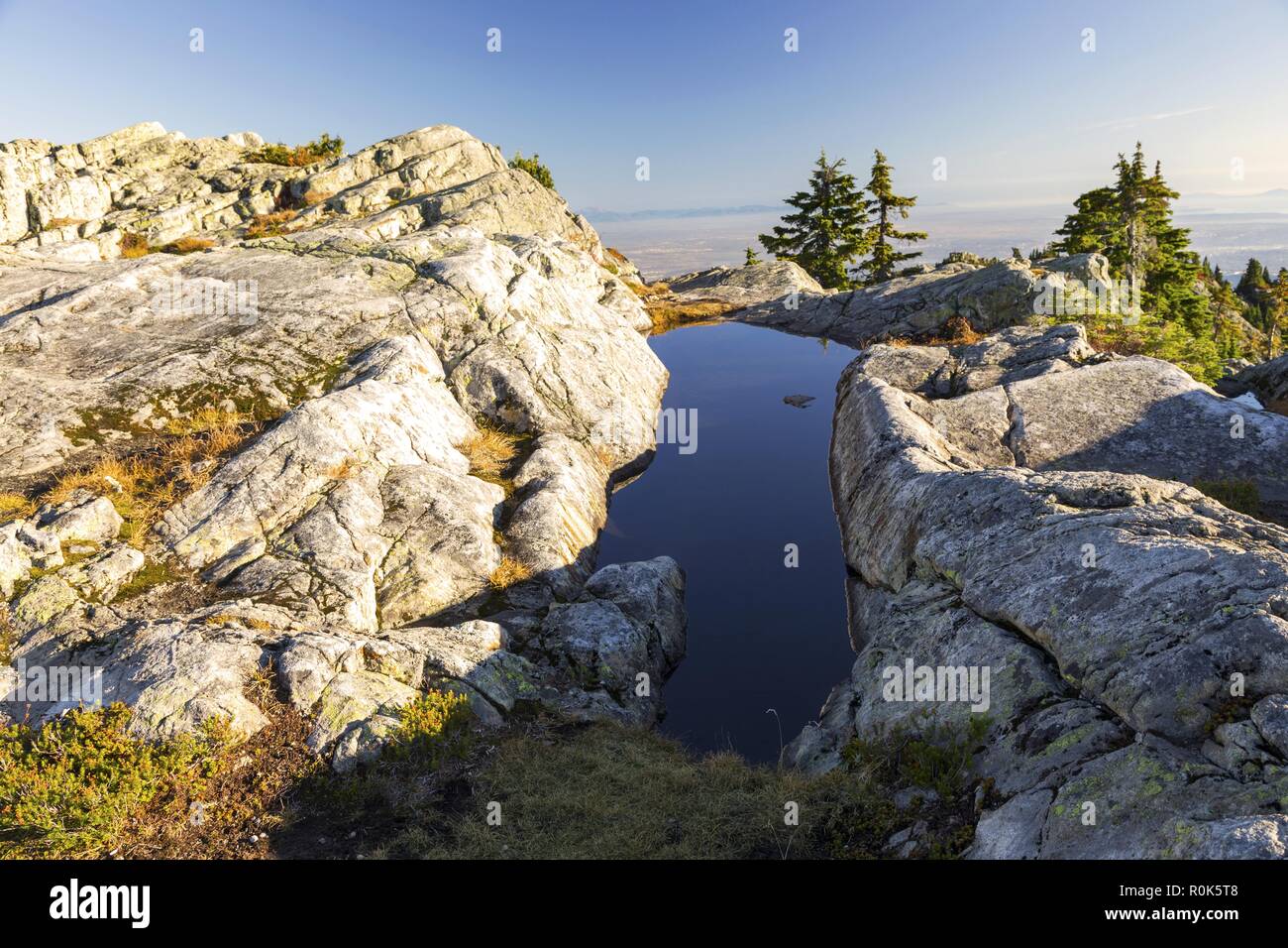 Blue Mountain Lake Scenic vue paysage sur le mont Seymour, montagnes de la rive nord au-dessus de ville de Vancouver, Colombie-Britannique, Canada Banque D'Images