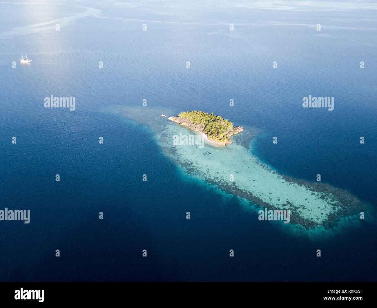 Vue aérienne de l'îles calcaires près de Misool, dans le nord de Raja Ampat. Banque D'Images Vue aérienne de l'îles calcaires près de Misool, dans le nord de Raja Ampat. Banque D'Images