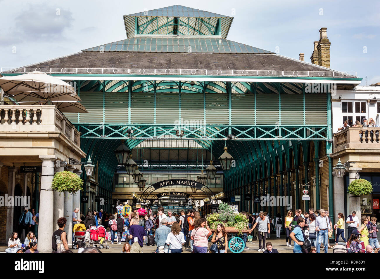 Londres Angleterre,Royaume-Uni,Covent Garden,marché,shopping restaurants divertissement,Apple Market,bâtiment central hall,Charles Fowler,néo-classique,1830,bondé,fami Banque D'Images