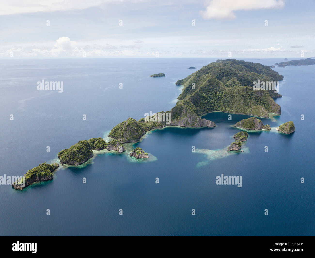 Vue aérienne de l'îles calcaires près de Misool, dans le nord de Raja Ampat. Banque D'Images Vue aérienne de l'îles calcaires près de Misool, dans le nord de Raja Ampat. Banque D'Images