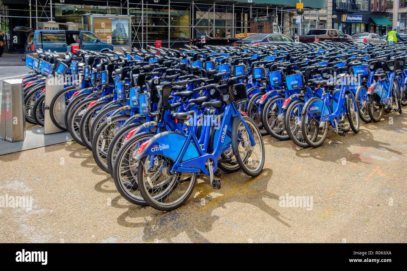 New York City, USA, mai 2018, des vélos de la société Citi Bike park sur Broadway et la 22e Rue, Manhattan Banque D'Images