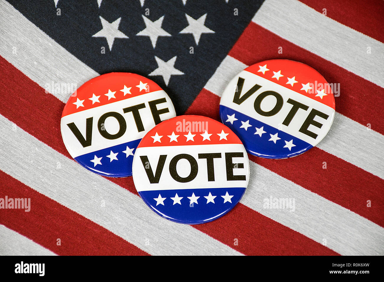 Gros plan du vote de l'élection de broches sur drapeau Américain Banque D'Images