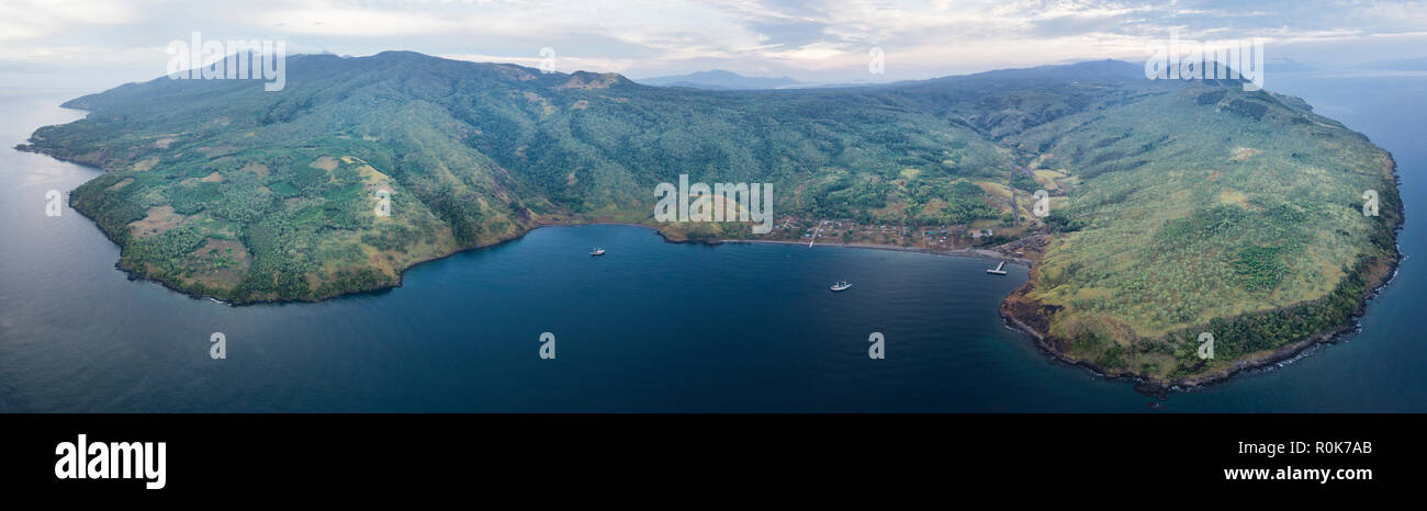 Vue aérienne de Beangbeang Bay, sur l'île de Pantar en Indonésie. Banque D'Images Vue aérienne de Beangbeang Bay, sur l'île de Pantar en Indonésie. Banque D'Images