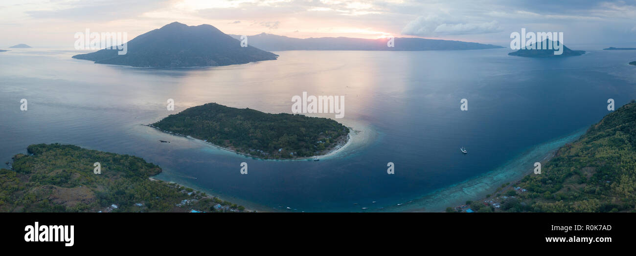 Une vue aérienne de l'îles volcaniques dans le détroit de Pantar de l'Indonésie. Banque D'Images