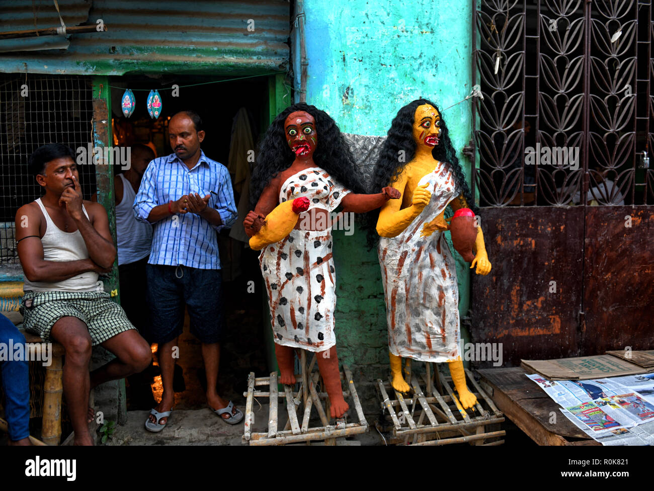 Kolkata, Inde. 08Th Nov, 2018. Les artistes sont occupés à donner une touche finale sur l'idole de la déesse Kali et argile idoles de l'homme & démons féminins qui sera utilisé pour le Diwali /Kali Puja à l'artiste hub - Kumartuli, Inde. Credit : Avishek Das/Pacific Press/Alamy Live News Banque D'Images