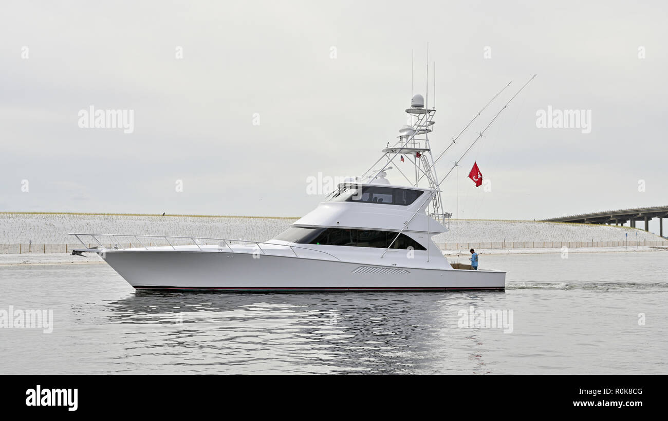 La location commerciale de pêche de luxe bateau ou yacht navigation à travers le col de l'Est, de Destin Florida USA, la position de marche du port de plaisance. Banque D'Images