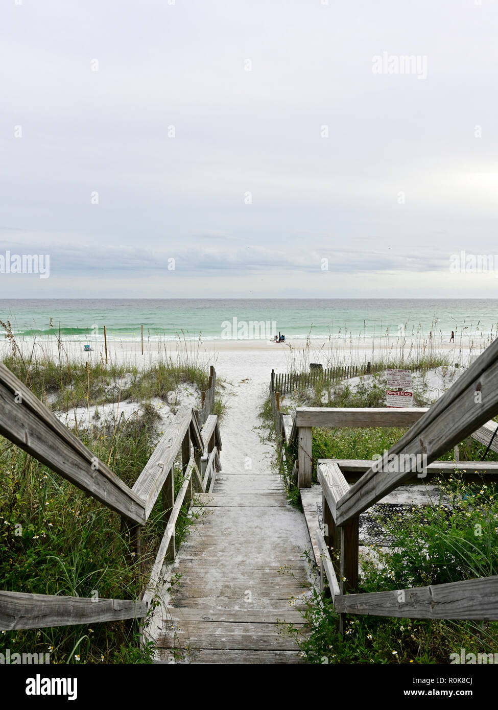 Plage de l'escalier menant à une plage de sable blanc de Floride dans l'enclave sur la côte du golfe du Mexique, près de Destin Florida USA. Banque D'Images