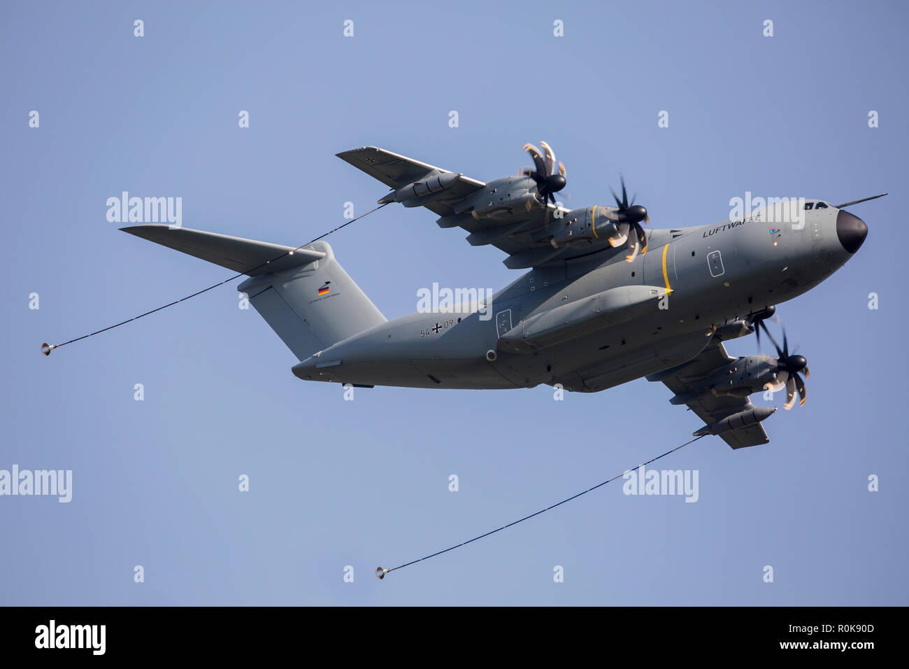 Airbus A400M de la Force aérienne allemande avec pods de ravitaillement. Banque D'Images