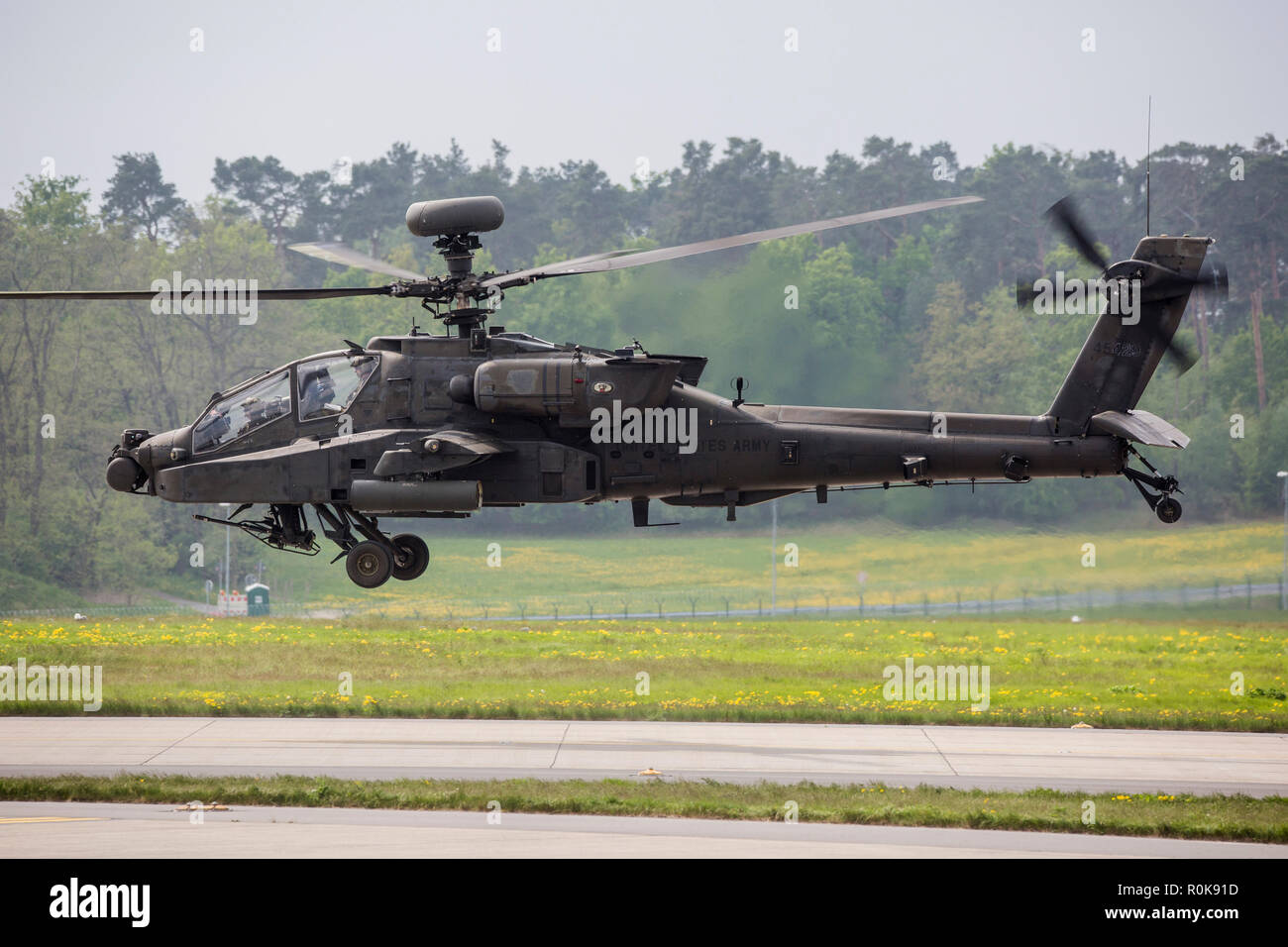 AH-64D Longbow avec radar de la 12e Brigade d'aviation de combat. Banque D'Images