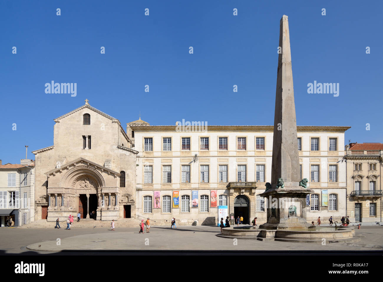 Place de la ville ou de la Plaza de la Place de la République Eygptian & Church obélisque de la Trophime Arles Provence France Banque D'Images