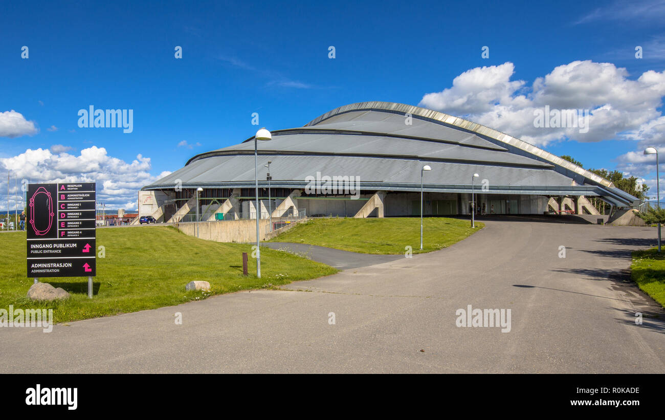 HAMAR, NORVÈGE - août 01, 2016 : patinage de vitesse olympique Vikingskipet stadium à Oslo. Dans la forme de la proue d'un bateau viking. Banque D'Images