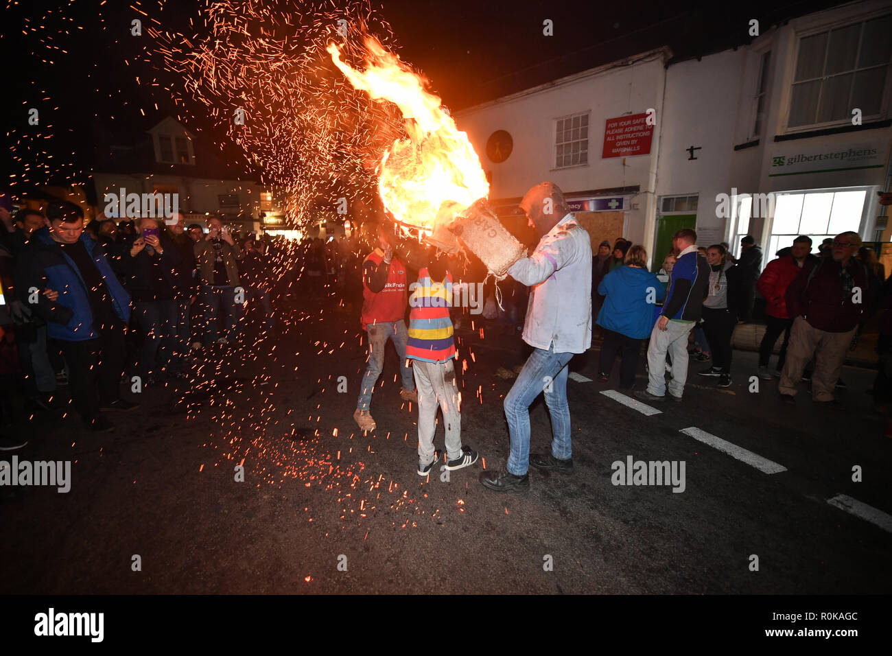 Les gens du village de Budleigh Salterton Devon portent la gravure traditionnelle de barils de goudron dans les rues du village sur le Bonfire Night. Banque D'Images