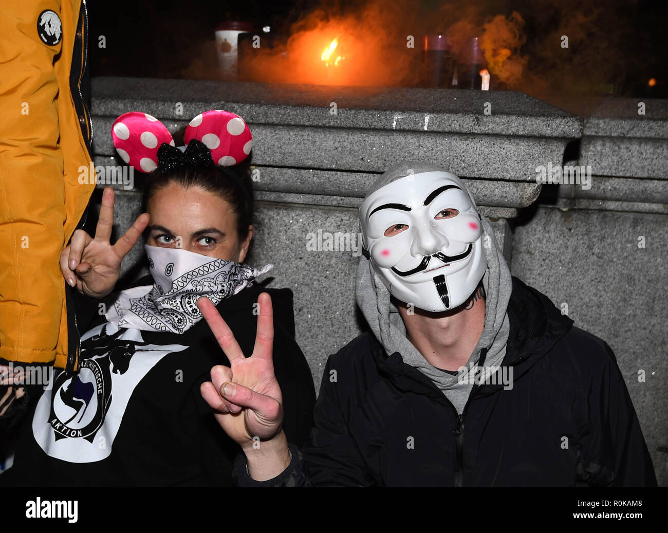 Les manifestants masqués à Trafalgar Square, Londres, prendre part à la millions de Mars Bonfire Night Masque de protestation organisée par groupe d'activistes anonymes. Banque D'Images