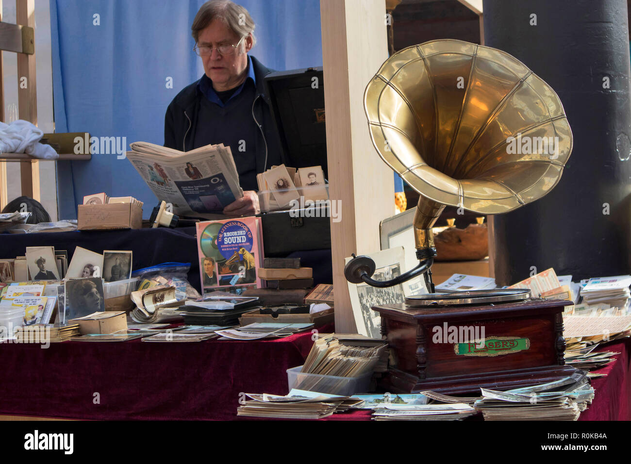 Londres, ANGLETERRE - 15 septembre, 2018 couverts Vieux Marché de Spitalfields à Tower Hamlets. En vente chez Gramophone vintage articles Banque D'Images