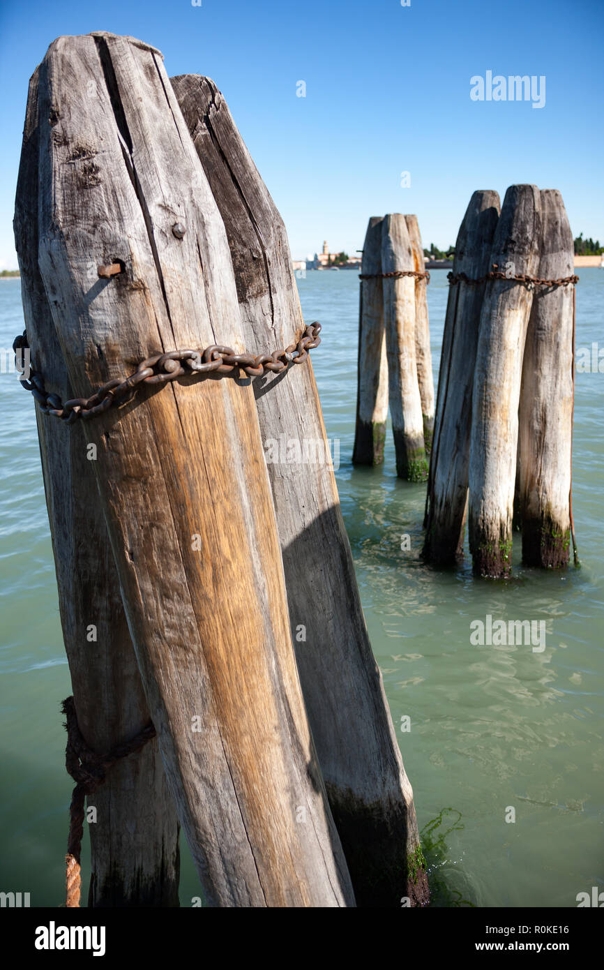 Grand vieux bateau en bois les ancrages dans le Grand Canal Venise Italie Banque D'Images