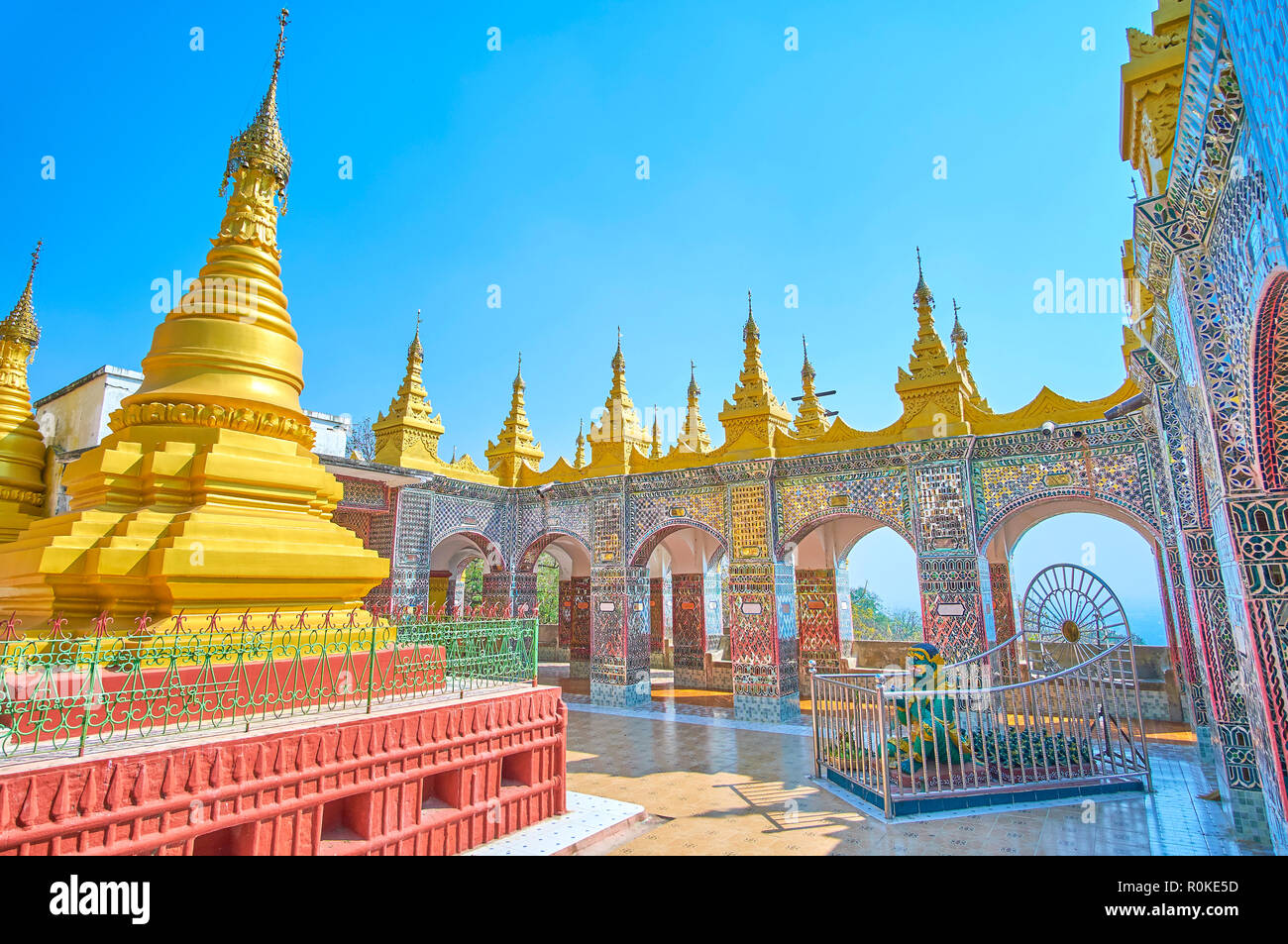 Le mur, réalisée dans le travail technique sont la carte de visite de Su Taung Pyae Temple sur le sommet de la colline de Mandalay, Myanmar Banque D'Images