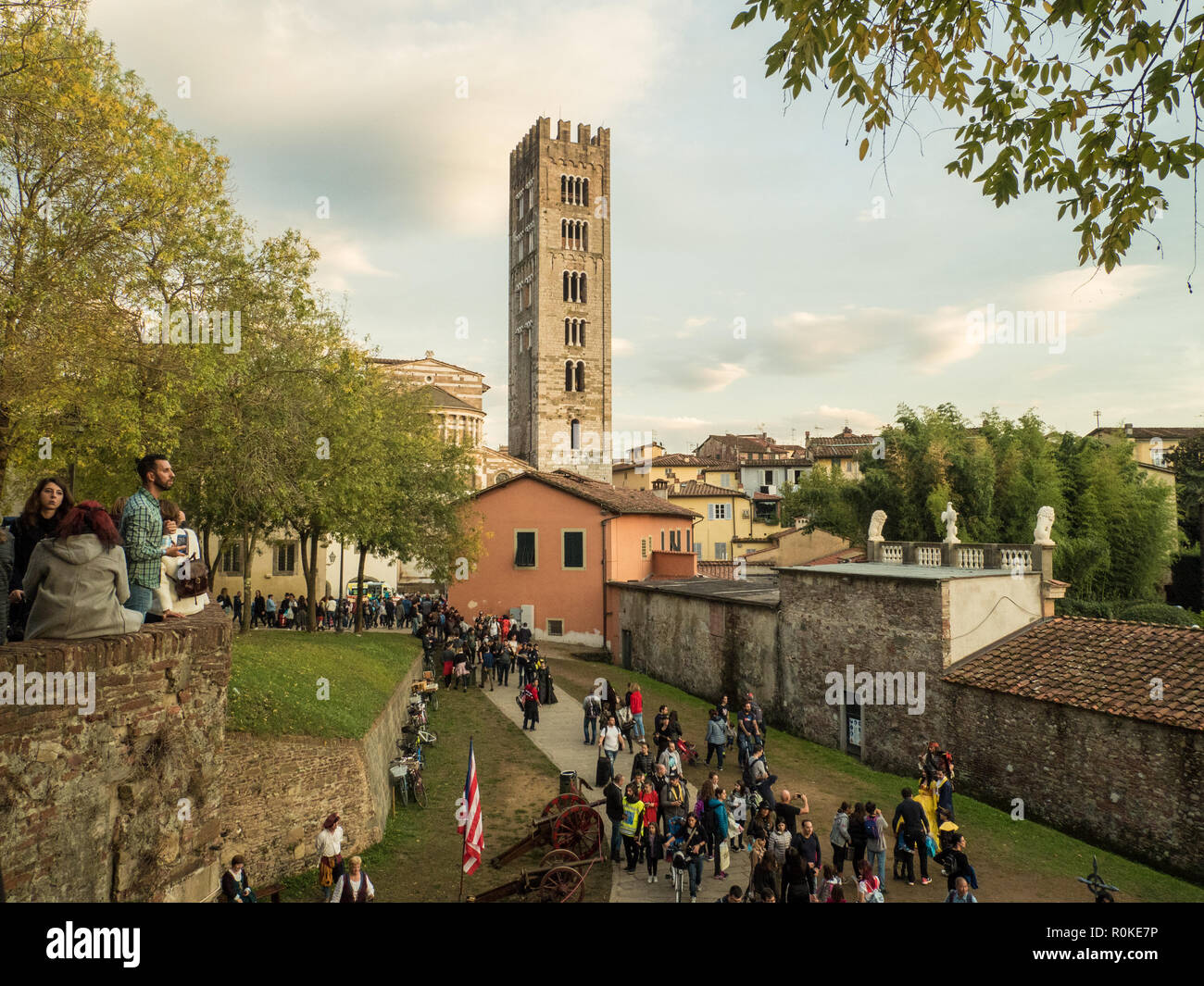 Lucca Comics & Games, chaque année un livre de bandes dessinées et de convention de jeux à Lucques, Toscane, Italie. Avec la basilique romane de San Frediano. Banque D'Images