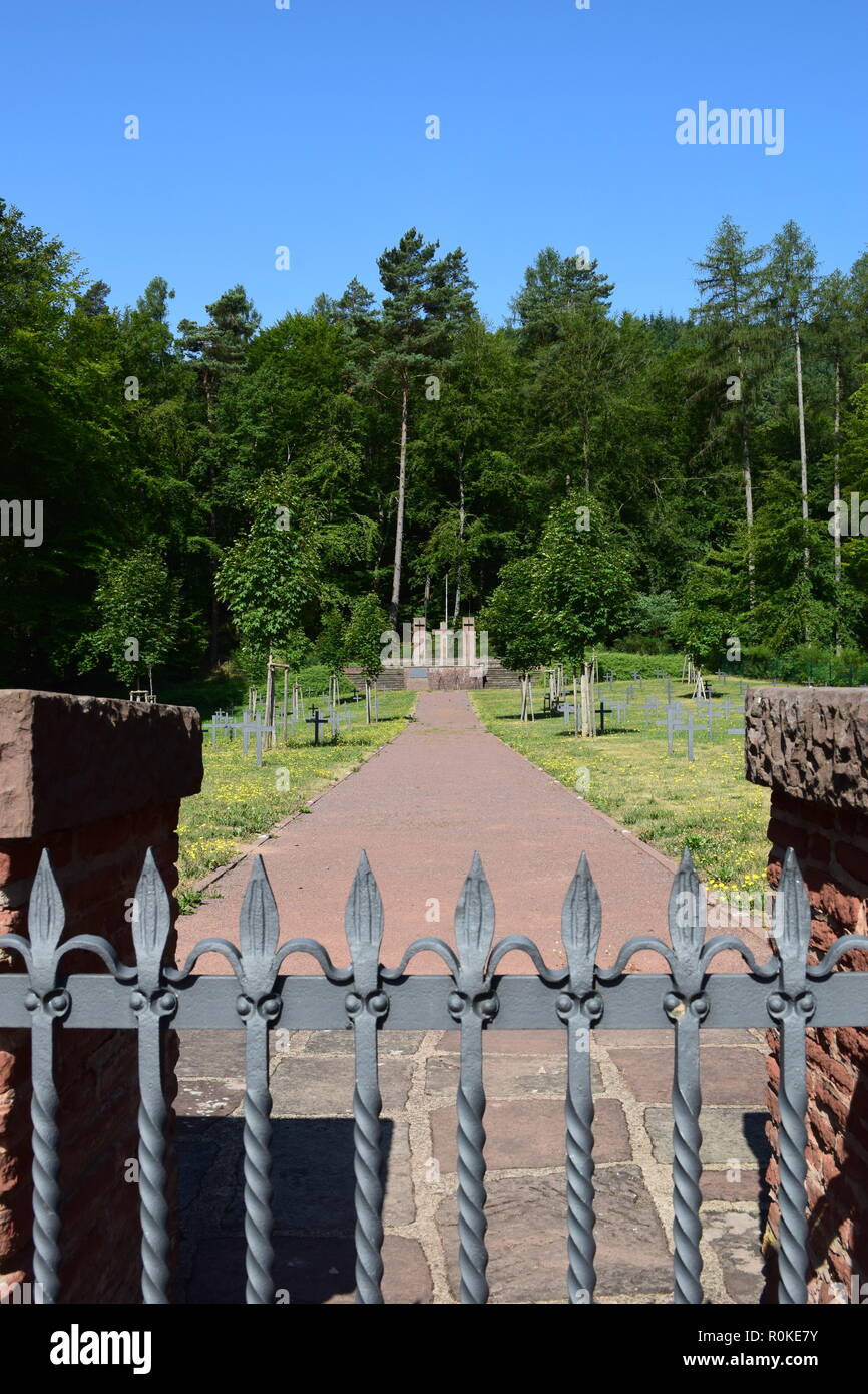 Reimsbach ww2 cimetière est construire sur une parcelle d'environ 6800 m² il y a un cimetière et une avant-cour, qui sont physiquement séparés par une grille de fer. Banque D'Images