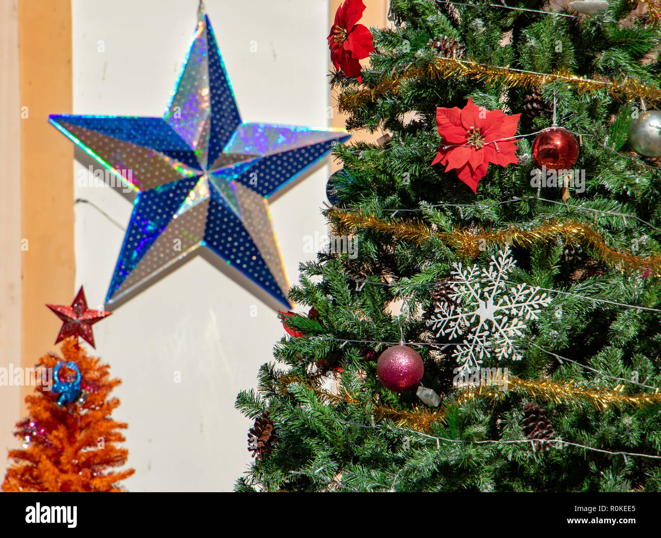 L'église de Sainte Jeanne d'Arc à Ho Chi Minh Ville avec décoration de fête d'un arbre de Noël et de l'étoile à cinq branches. Banque D'Images