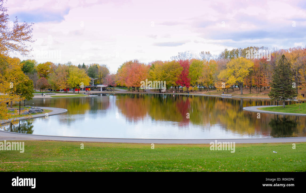 Lac aux castors en haut de Mont-Royal, comme des éclats de feuillage aux couleurs de l'automne. Montréal, Canada Banque D'Images