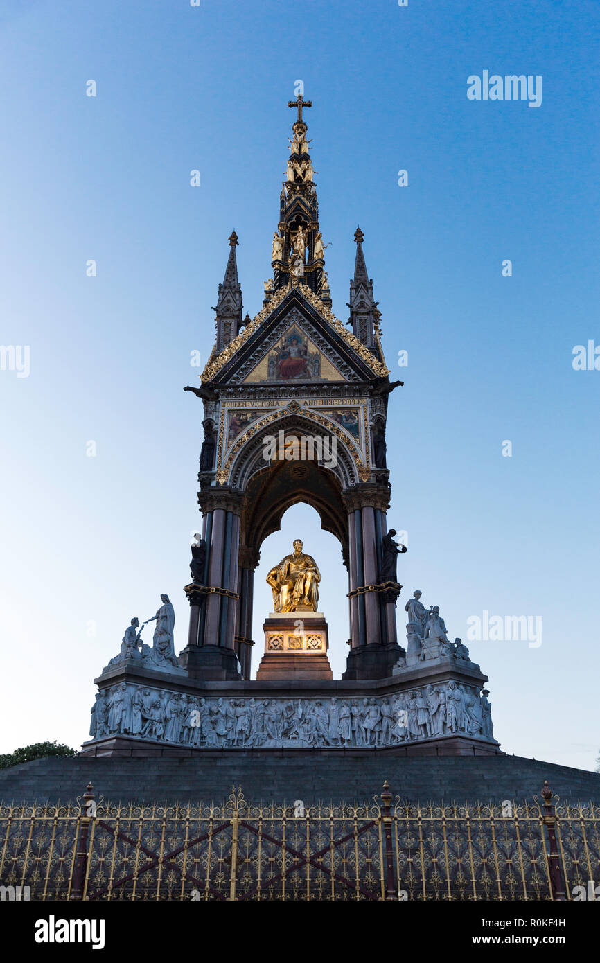 L'Albert Memorial à Hyde Park au coucher du soleil, Londres, Angleterre Banque D'Images