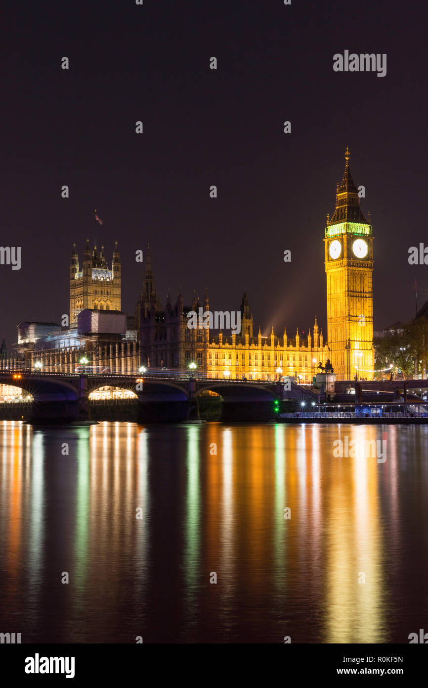 Les chambres du Parlement et Big Ben à partir de l'autre côté de la Tamise de nuit, Londres, Angleterre Banque D'Images