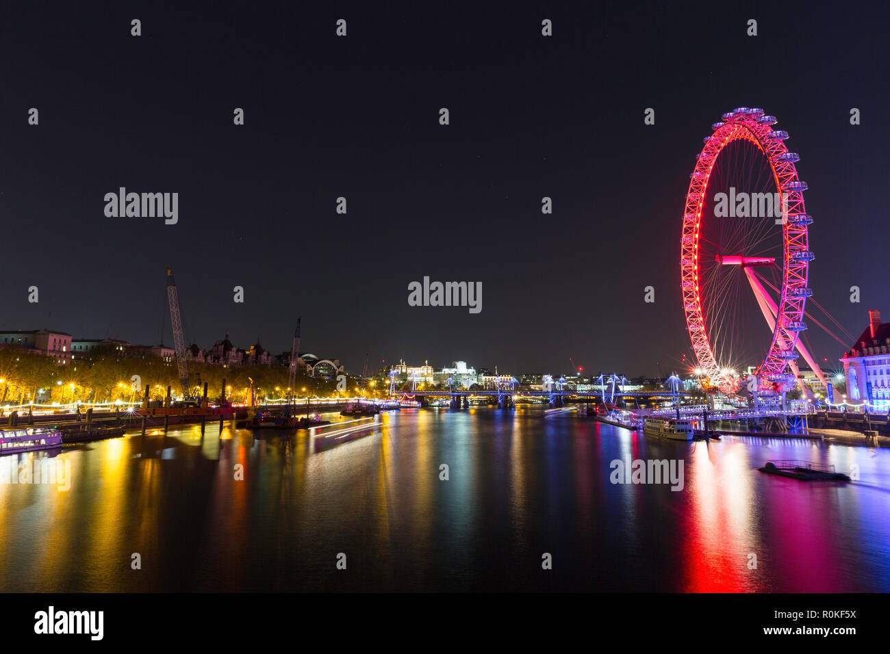 La BA London Eye et la Tamise en direction nord depuis le pont de Westminster la nuit, Londres, Angleterre Banque D'Images