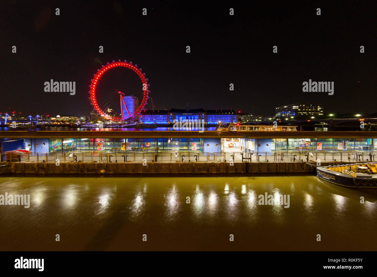 La BA London Eye et la Tamise à l'est de la nuit à Victoria Embankment, London, England Banque D'Images