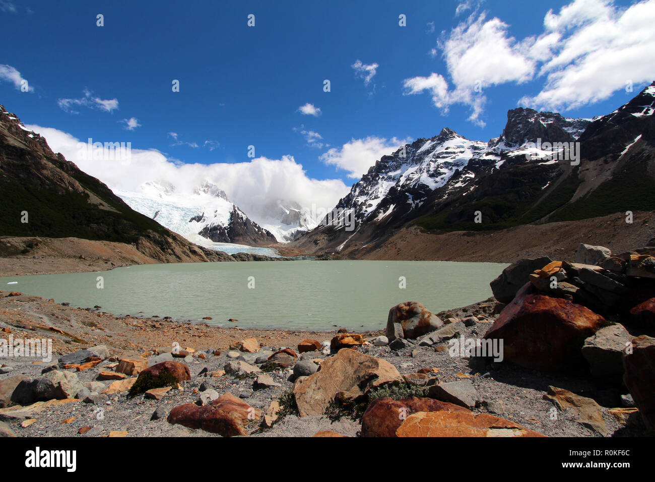 Les roches rouges ferreux oxydés entourent un petit lac dans les collines à l'extérieur d'El Chalten, dans le parc national des Glaciers, l'Argentine Banque D'Images