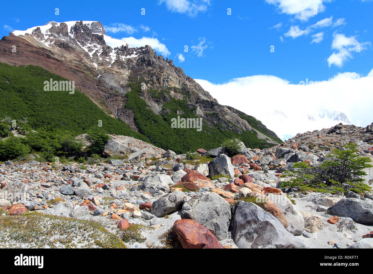 Les roches rouges ferreux oxydés le long d'un chemin de randonnée de montagne près de El Chalten, Argentine Banque D'Images