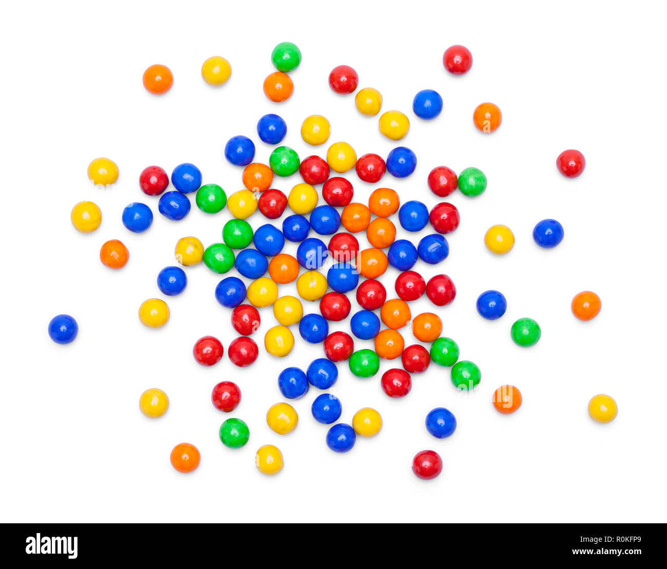 Ronde de couleur Candy Balls éparpillées sur un fond blanc. Banque D'Images