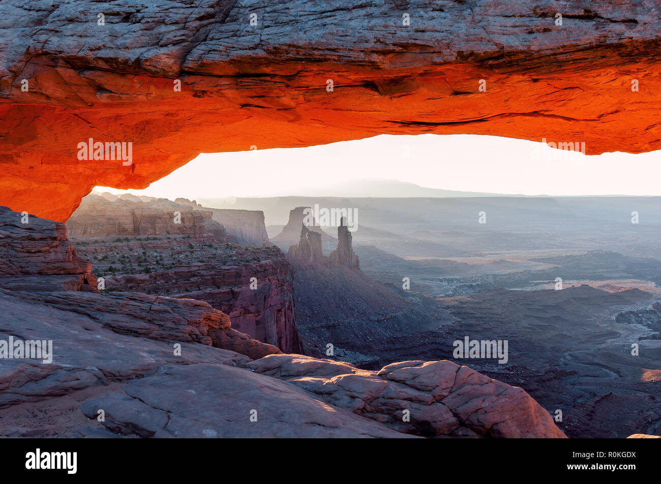 Lever du soleil à Mesa Arch, Moab, Utah, USA Banque D'Images