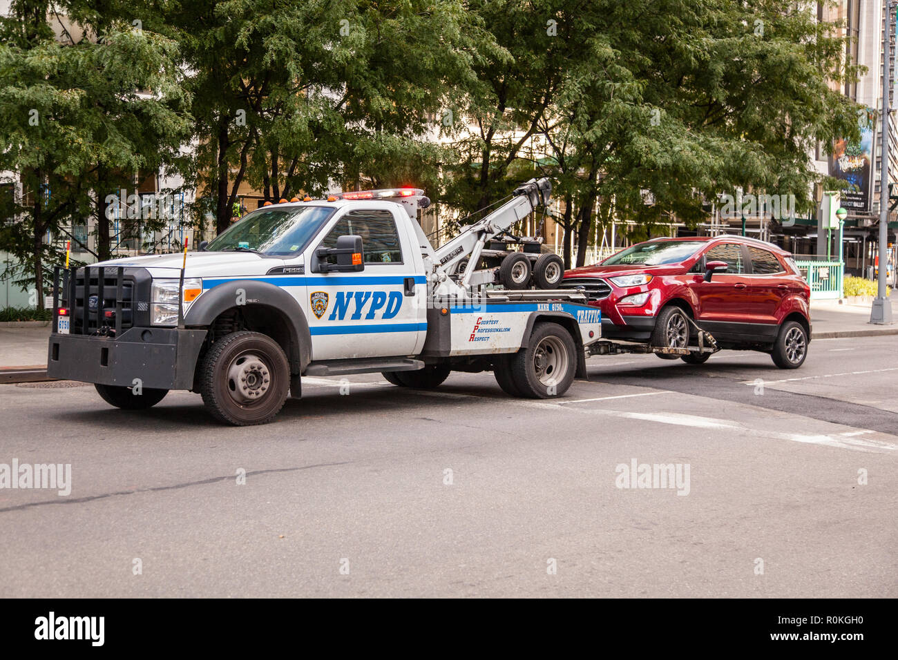 NYPD Tow Truck, Broadway, New York City, États-Unis d'Amérique. Banque D'Images