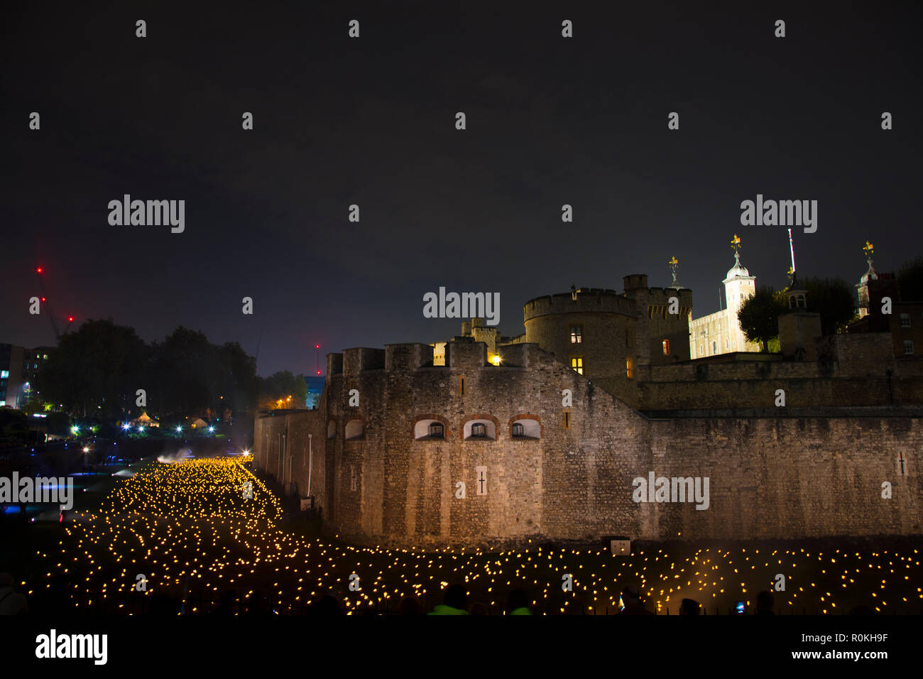 Londres, UK - 5 novembre 2018 : au-delà de l'aggravation de l'ombre à la Tour de Londres à l'occasion du centenaire de la fin de la première guerre mondiale Banque D'Images