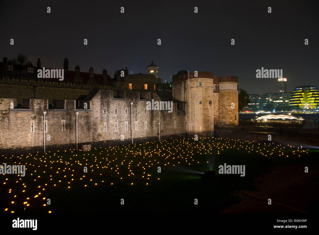 Londres, UK - 5 novembre 2018 : au-delà de l'aggravation de l'ombre à la Tour de Londres à l'occasion du centenaire de la fin de la première guerre mondiale Banque D'Images