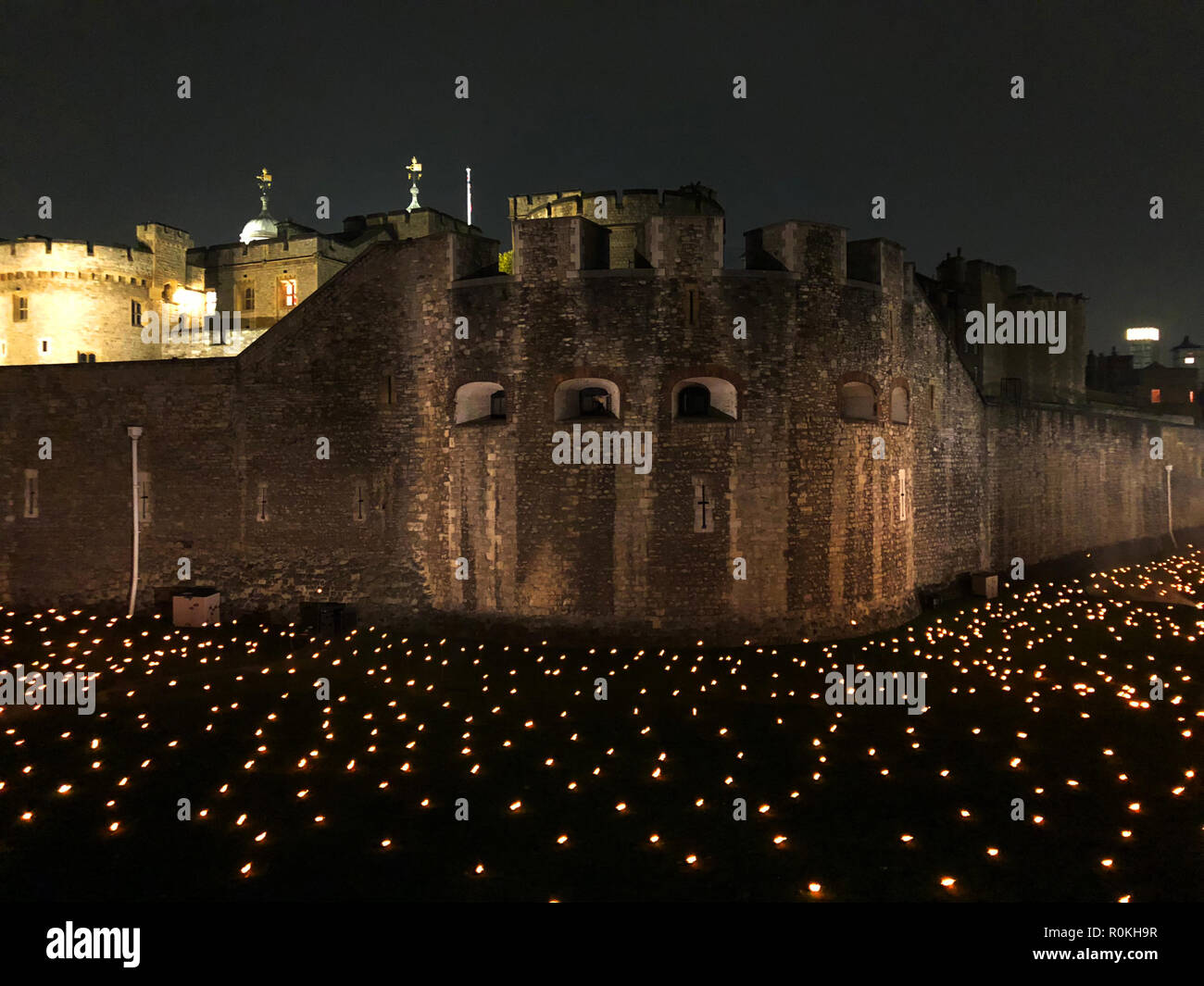 Londres, UK - 5 novembre 2018 : au-delà de l'aggravation de l'ombre à la Tour de Londres à l'occasion du centenaire de la fin de la première guerre mondiale Banque D'Images