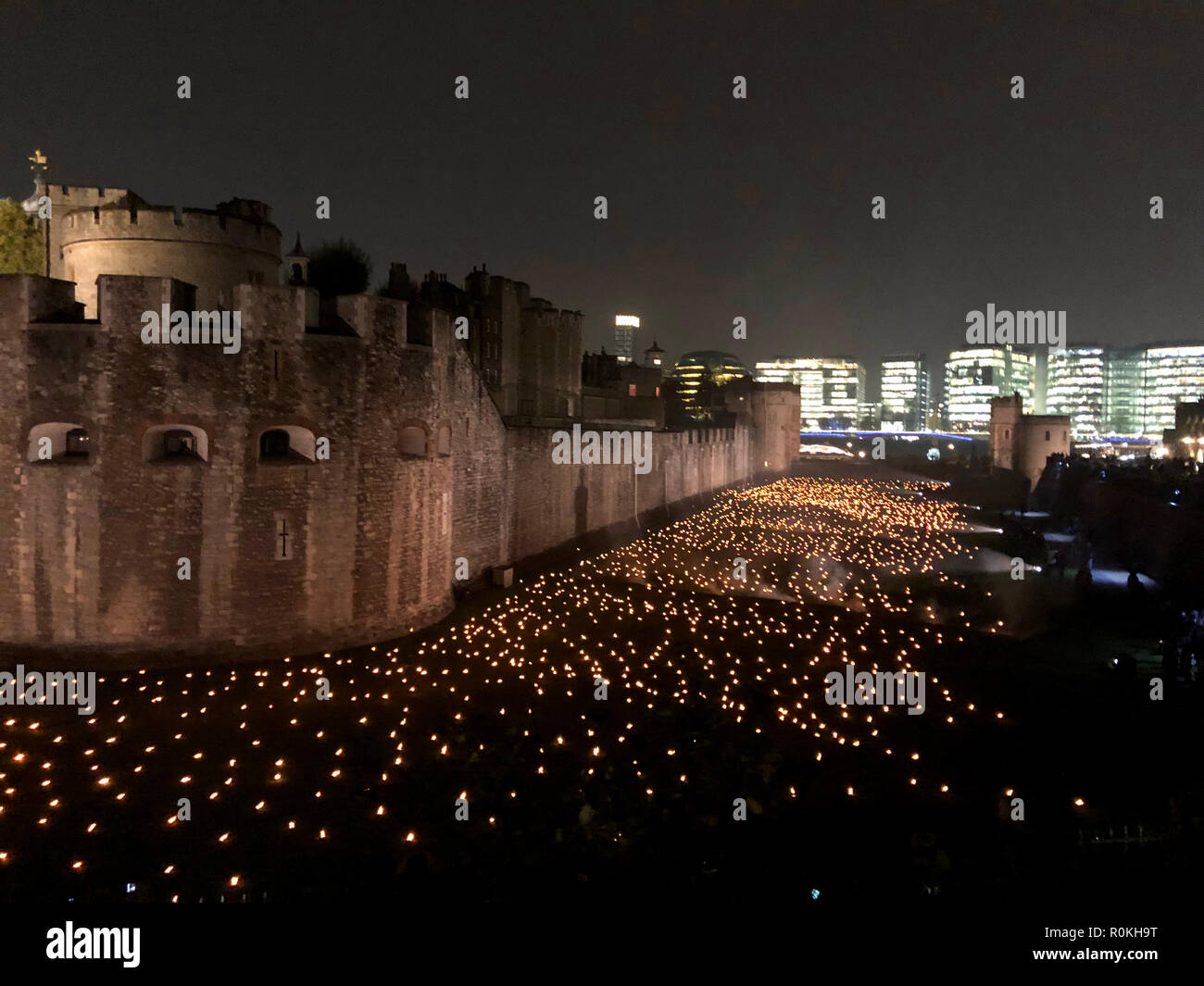 Londres, UK - 5 novembre 2018 : au-delà de l'aggravation de l'ombre à la Tour de Londres à l'occasion du centenaire de la fin de la première guerre mondiale Banque D'Images