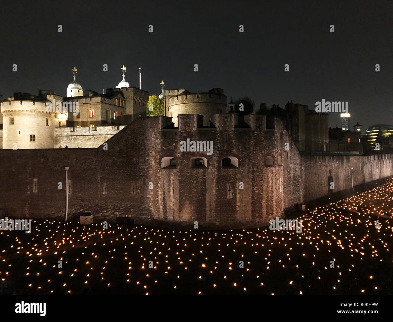 Londres, UK - 5 novembre 2018 : au-delà de l'aggravation de l'ombre à la Tour de Londres à l'occasion du centenaire de la fin de la première guerre mondiale Banque D'Images