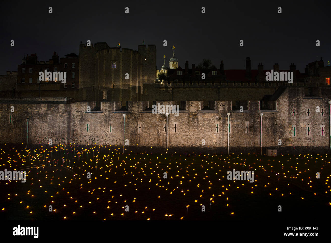 Londres, UK - 5 novembre 2018 : au-delà de l'aggravation de l'ombre à la Tour de Londres à l'occasion du centenaire de la fin de la première guerre mondiale Banque D'Images