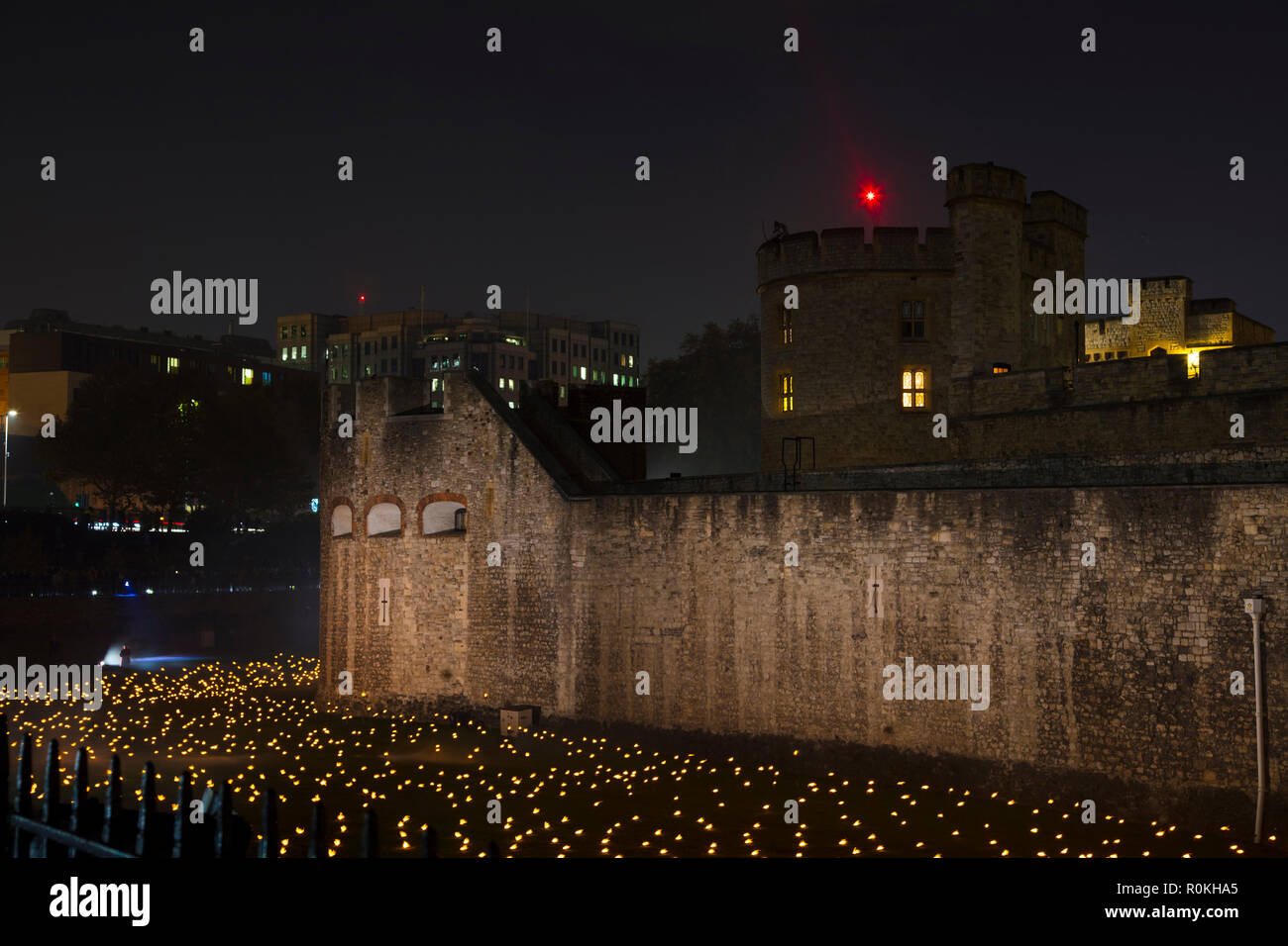 Londres, UK - 5 novembre 2018 : au-delà de l'aggravation de l'ombre à la Tour de Londres à l'occasion du centenaire de la fin de la première guerre mondiale Banque D'Images