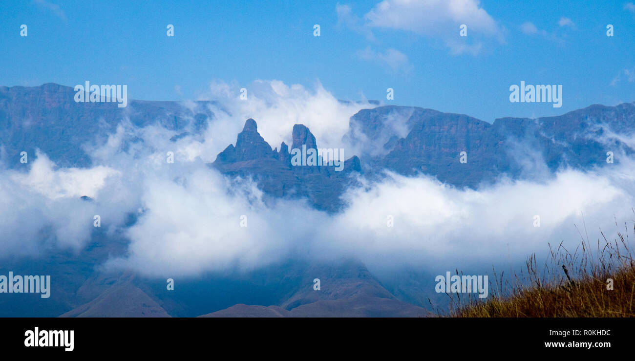 Le Drakensberg Cathedral Peak sur le site à travers les nuages Banque D'Images