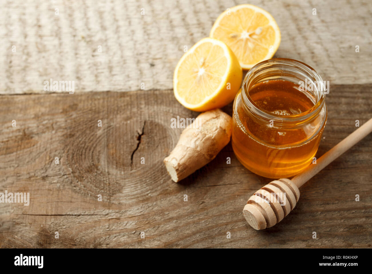 Ingrédients pour faire augmenter l'immunité vitamine sain verre sur fond de bois vintage Banque D'Images