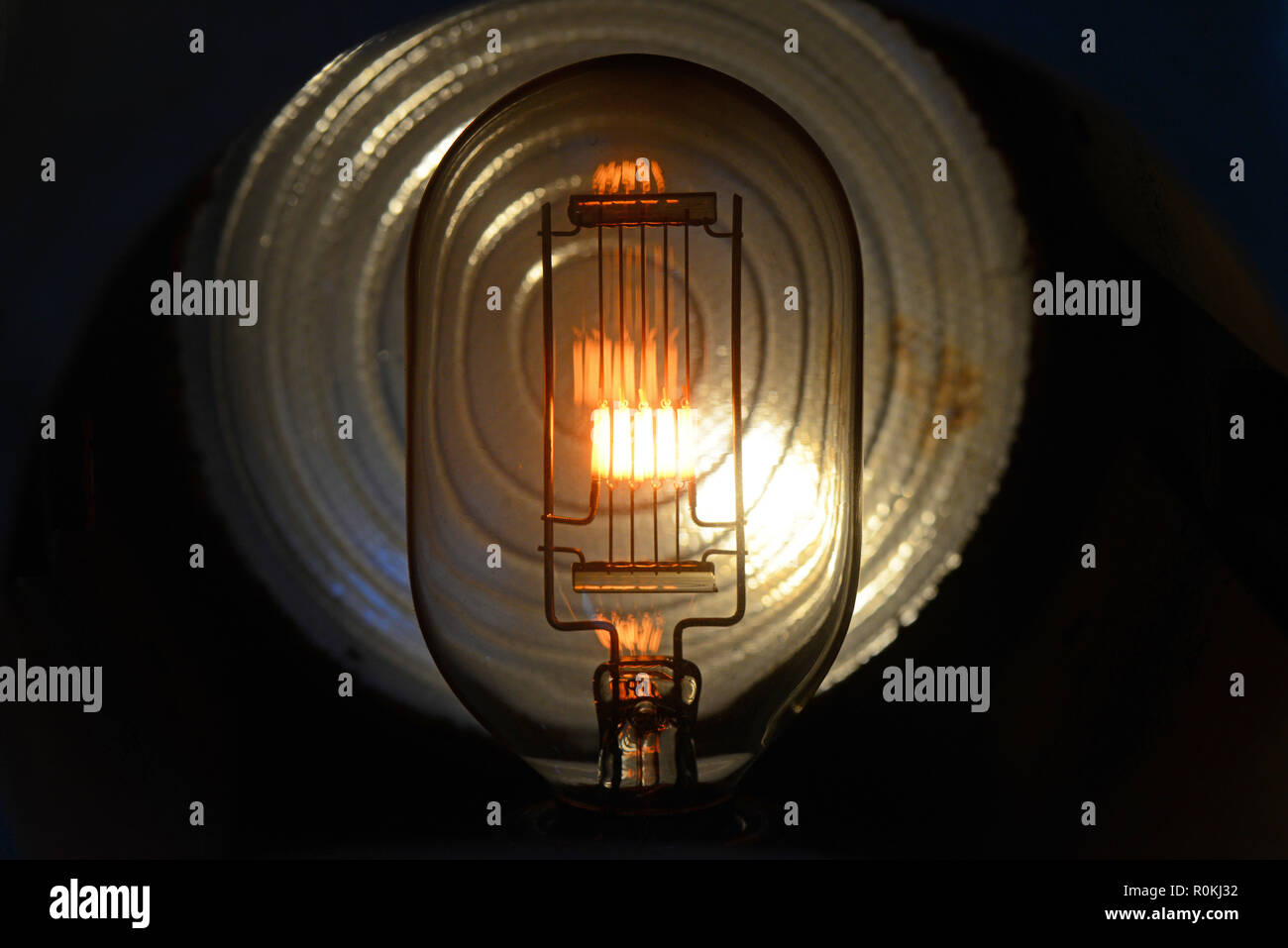 Close up filament ampoule allumé à la mise sous tension Banque D'Images